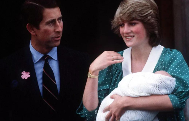 1985年,戴安娜穿着白色的长裙翩翩起舞,查尔斯却嫌弃她过于张扬