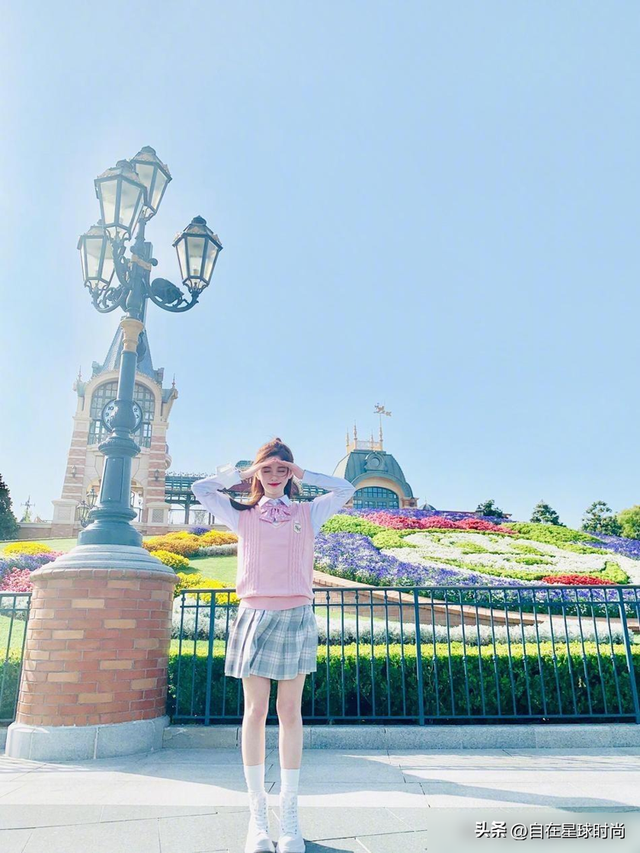 鞠婧祎真是“美丽冻人”！大冬天光腿穿破洞裤走机场，为时髦拼了