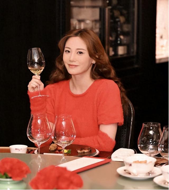 群星现身千亿富豪饭局,朱晨丽稳坐C位,曾被好姐妹爆料好事将近