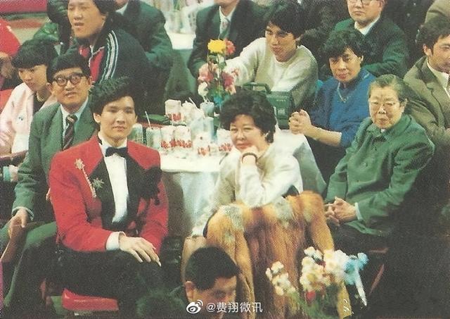 61岁费翔晒近照！留络腮胡眼睛深邃帅气依旧 独自生活有猫咪陪伴