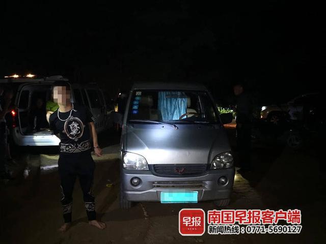 面包车竟是淫窝！灵山一男子揽客与失足女“车震”