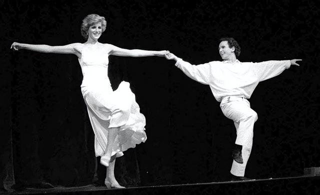 1985年,戴安娜穿着白色的长裙翩翩起舞,查尔斯却嫌弃她过于张扬