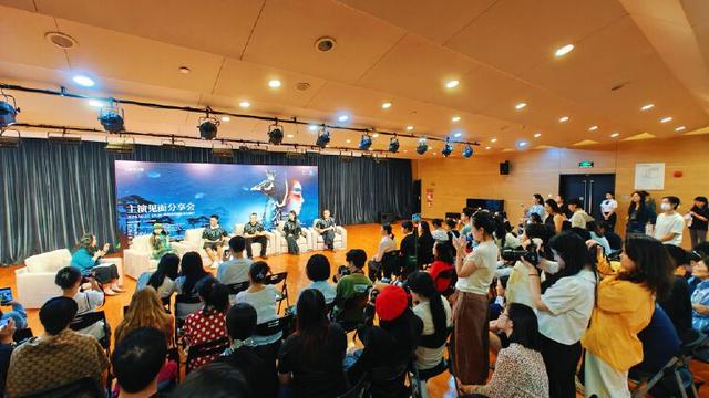 现场孔雀舞教学!杨丽萍率年轻舞者分享《孔雀》故事