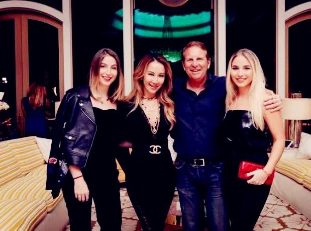 李玟一家四口罕见曝光，两个女儿颜值超高，身材性感像明星