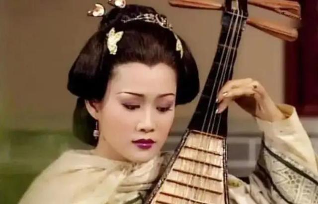 6版《天龙八部》李青萝对比：少时不知舅妈美，只顾看神仙姐姐了
