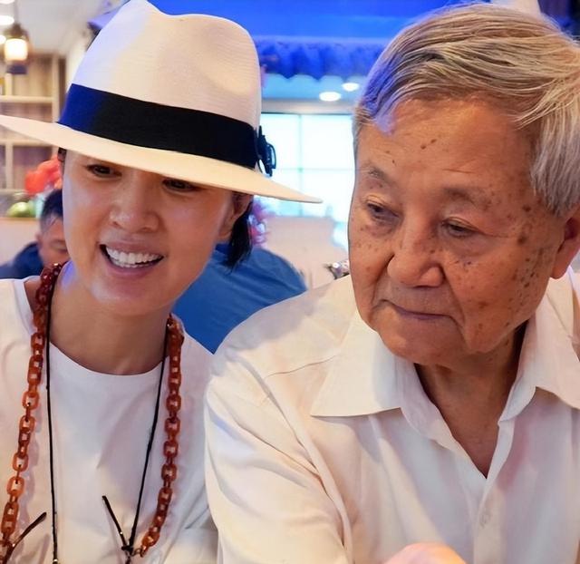 姜宏波：被姜文看中，靠“脱”一举成名，如今51岁为何依旧单身？