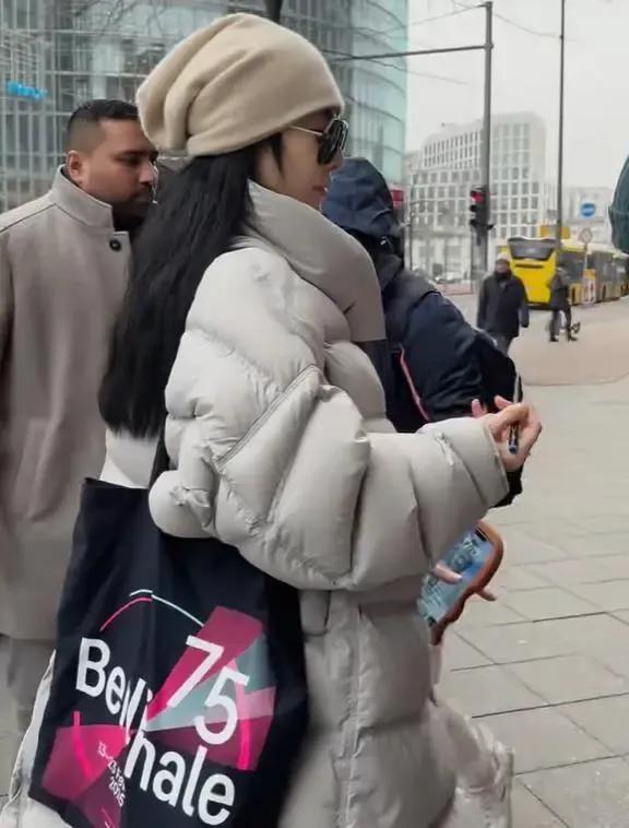 44 岁范冰冰素颜撸猫，红秋裤配卫衣在自家豪宅放飞自我