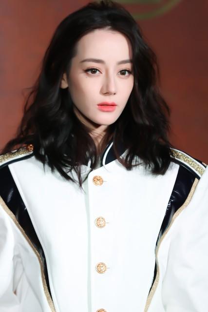 迪丽热巴高定造型闪耀上海,时尚影响力爆表》