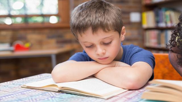 孩子总觉得“我不行”，家长巧用这3招，帮助孩子摆脱自卑心理