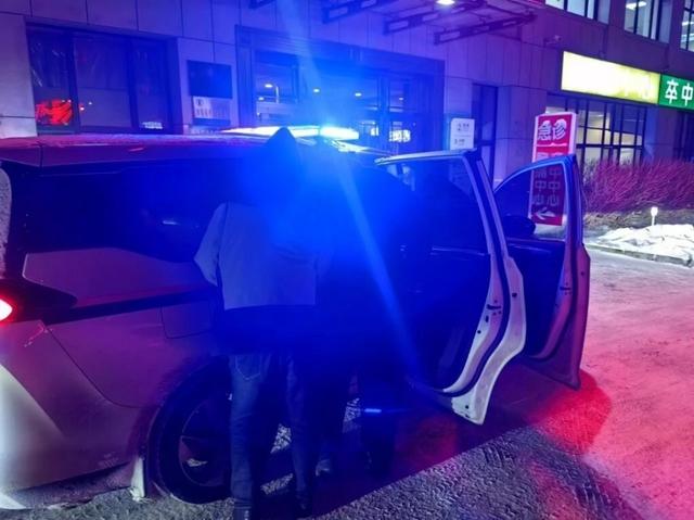 风雪夜30分钟疾驰40公里，警车一路警笛送重患就医