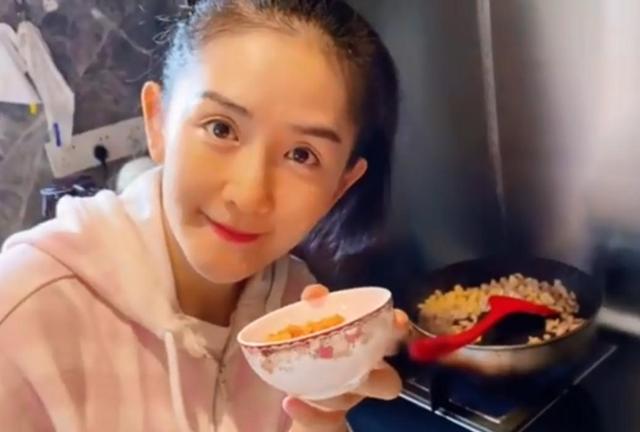 40岁谢娜给女儿们做菜,素颜状态好,生完二胎恢复佳,被夸好贤惠