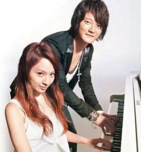 被退团后，飞儿乐队主唱Faye承认与男友分手，网友直呼心疼