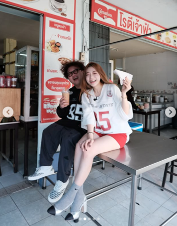 依依❤纳豆「激短裤拍婚纱」穿超辣！泰国解放铅笔腿被看光：还可以吗