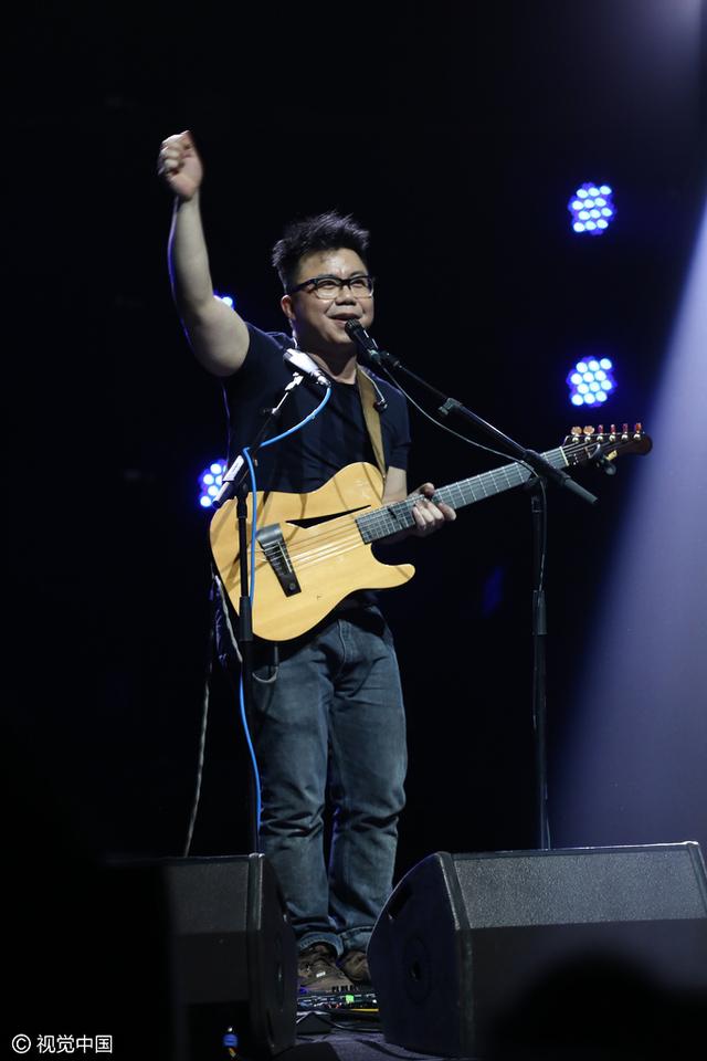 靠脸算什么实力才是王道！音乐鬼才陈奂仁现场秀一人乐队独特魅力