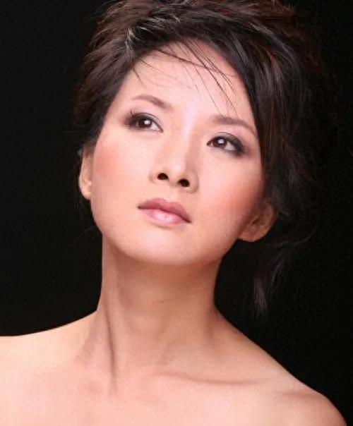 50岁演员谢兰被曝定居美国，低调回国近照变化大，脸泛油光不对称