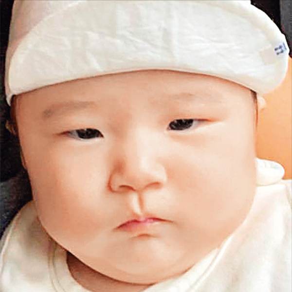黎明女助手正式升级黎太，晒求婚及结婚钻戒，带三岁漂亮女儿出巡
