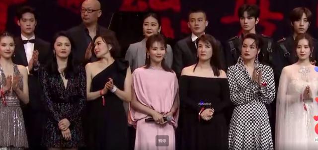 芭莎慈善夜明星大合照再现尴尬瞬间！无人敢站C位，主持人快急哭