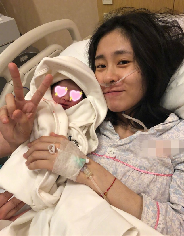 张碧晨否认左耳失聪跟怀孕有关，坦言自己挺好的，间接祝福华晨宇