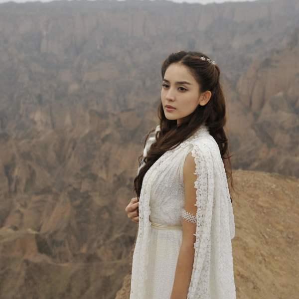 热巴与娜扎同框拍摄婚纱照，本以为相互之间不认识，关系却不一般