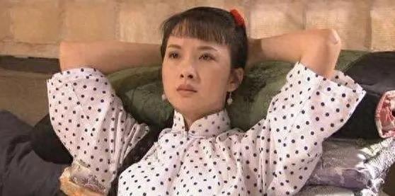 50岁演员谢兰被曝定居美国，低调回国近照变化大，脸泛油光不对称