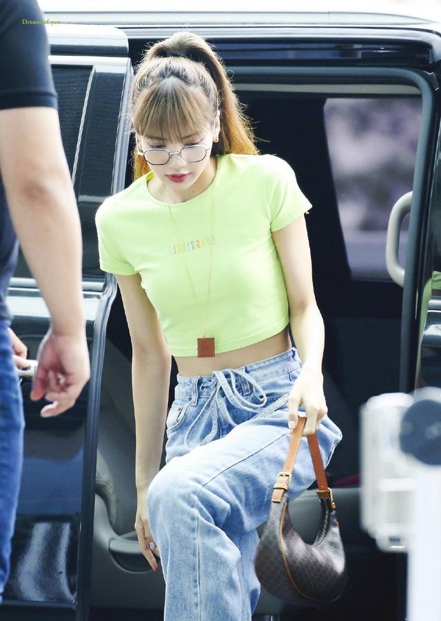 美少女Lisa近照更新，高马尾配小圆镜，苹果肌超饱满