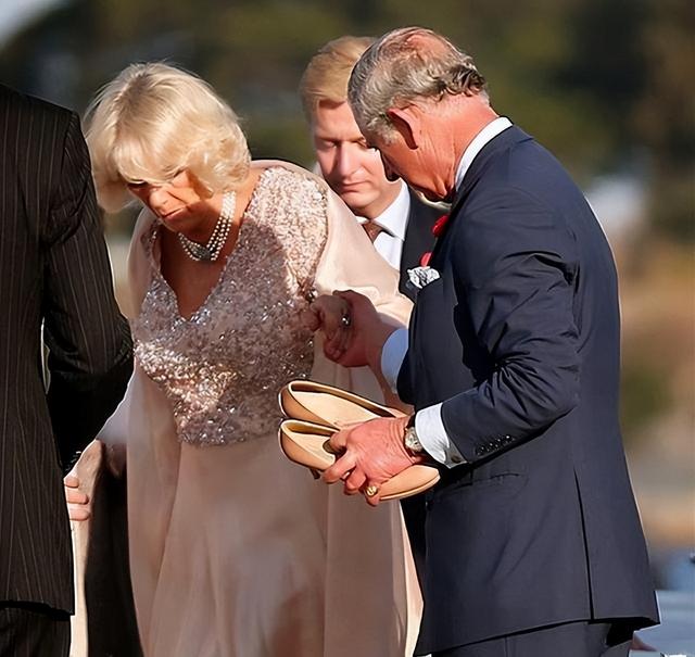 1985年,戴安娜穿着白色的长裙翩翩起舞,查尔斯却嫌弃她过于张扬