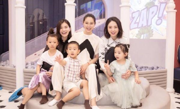 佟大为妻子关悦晒和董璇同框照，两人很美了，可还是被女儿抢了镜