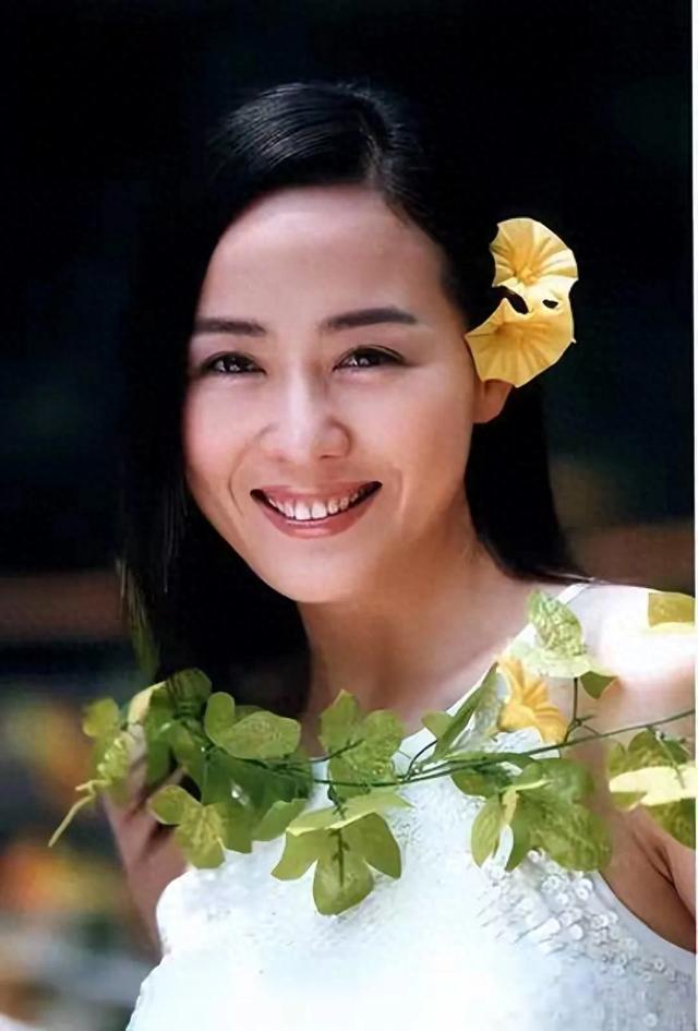 她被前夫一巴掌扇到离婚！二婚嫁世界冠军，如今54岁生活幸福