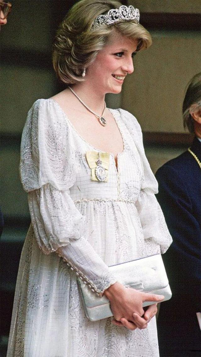 1985年,戴安娜穿着白色的长裙翩翩起舞,查尔斯却嫌弃她过于张扬