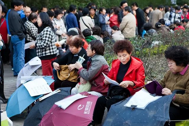 李宇春之母徐圣云：担心女儿的婚事，求媒体放过女儿