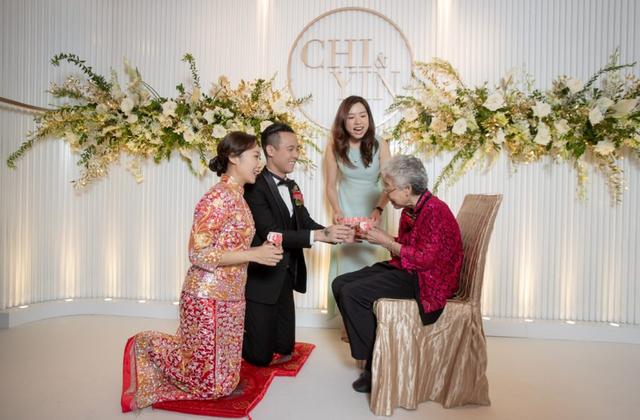 郑秀文首度公开做伴娘,出现香港才女卓韵芝婚礼全程感动流泪不止