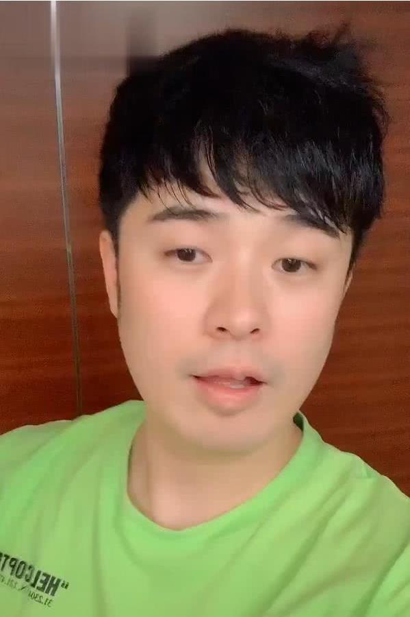 陈赫发微博吐槽邓超赖在他家不走，网友：有这伙食我们也不走