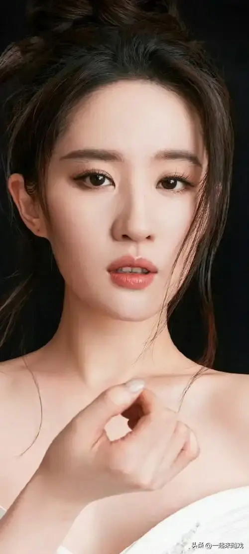 刘亦菲性感大红唇，她的颜值从未输过