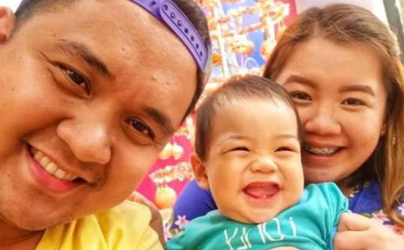 两只小狗为保护1岁小主人勇斗眼镜蛇，一只牺牲一只双眼失明