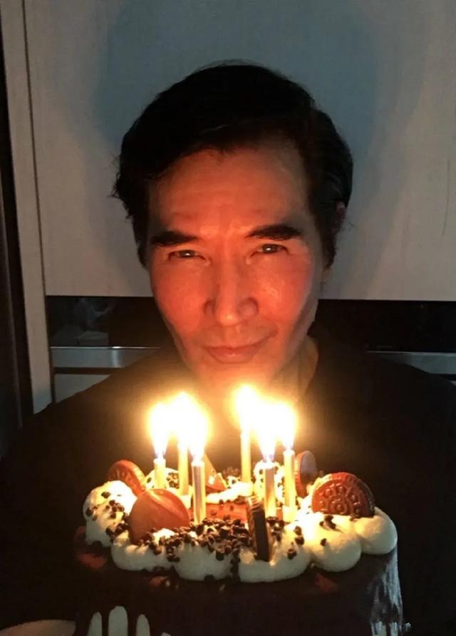 61岁费翔晒近照！留络腮胡眼睛深邃帅气依旧 独自生活有猫咪陪伴