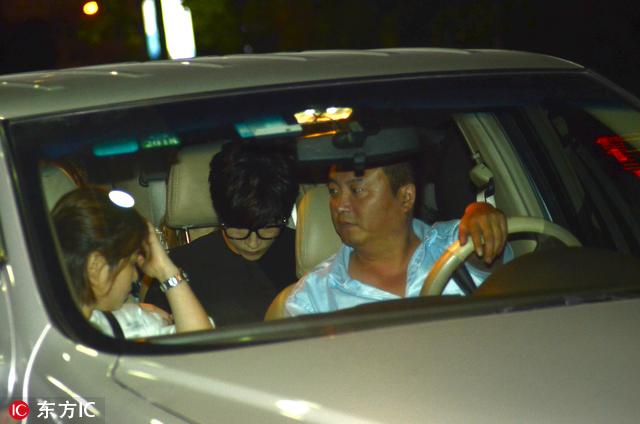 薛之谦获众人护送排场大 坐车内耐心签名超认真