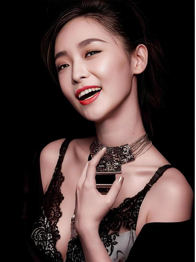 一夜成名的谋女郎”李曼，为何17年后仍被贴上“不温不火”标签？