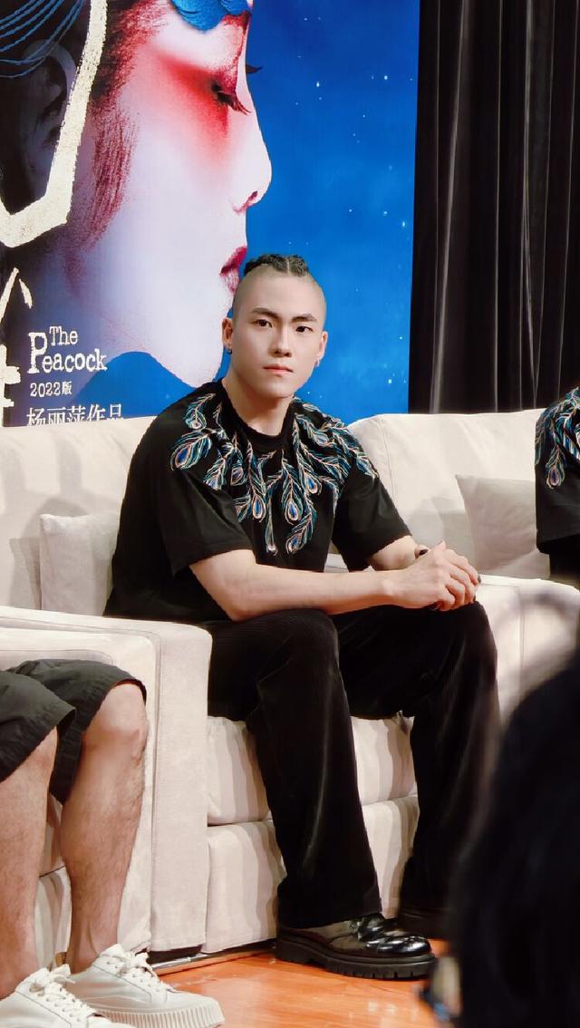 现场孔雀舞教学!杨丽萍率年轻舞者分享《孔雀》故事