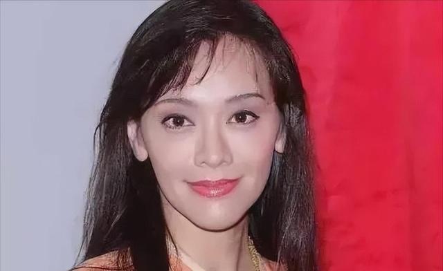 郭秀云爱拍三级片,嫁20亿富豪,患癌割36C,变身慈善家