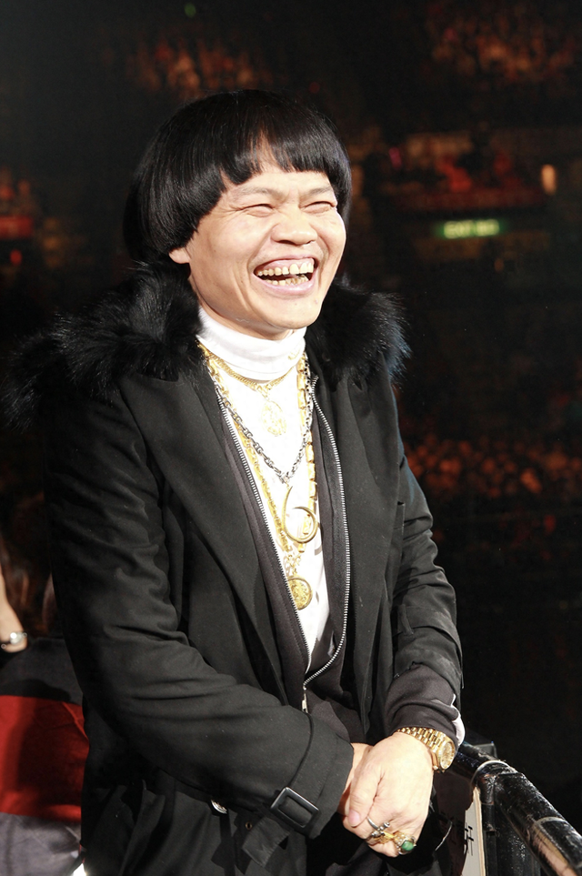 66岁绿叶八两金常驻内地转型做老板,携25岁儿子四处登台月入50万