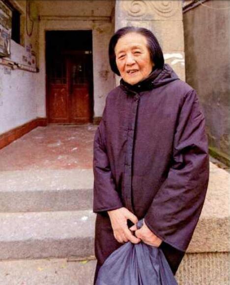 唐国强的女儿唐亮：生母悲情早逝，她在泪水中理解父亲和继母