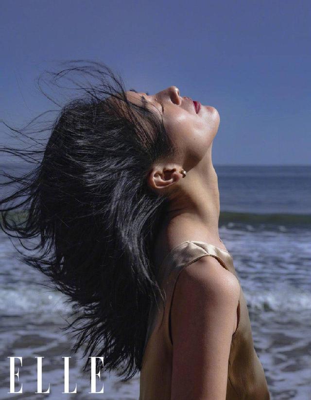 刘雯海滩大片惊艳！外媒称她是中国第一个真正超模，行走的衣架子