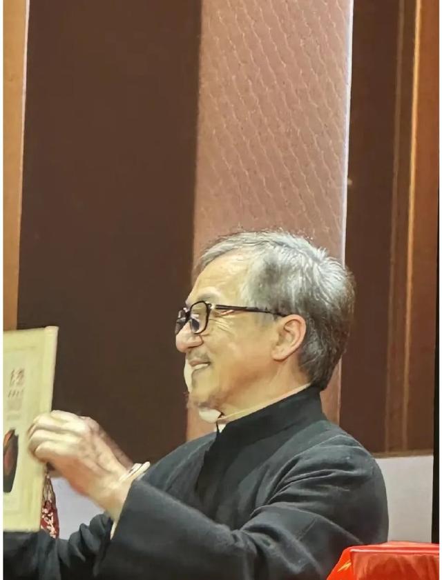 成龙老到认不出,身家丰厚却自曝还债,细数资产,才明白他的格局