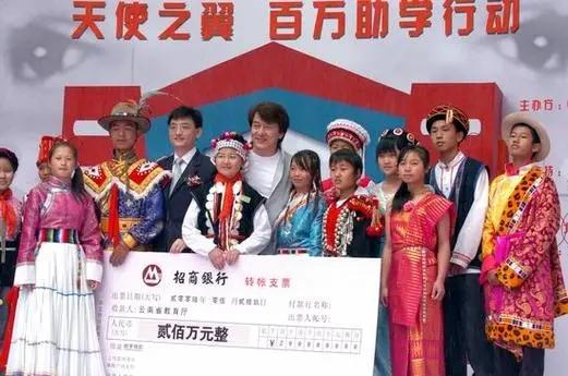 成龙老到认不出,身家丰厚却自曝还债,细数资产,才明白他的格局