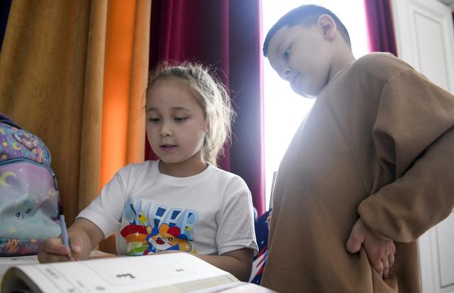 （体育·图片故事）啦啦操“小花”美菲娜(2)