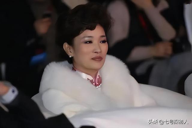 温州富婆胡洁,前脚送巨贪前夫进监狱,后脚嫁周立波,将其宠成宝