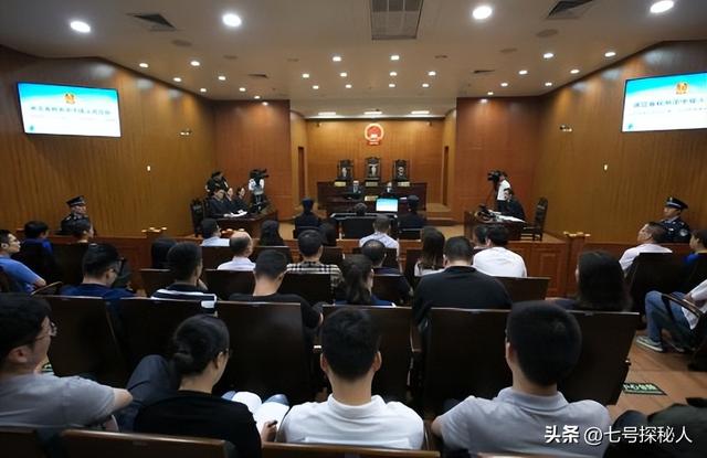 温州富婆胡洁,前脚送巨贪前夫进监狱,后脚嫁周立波,将其宠成宝