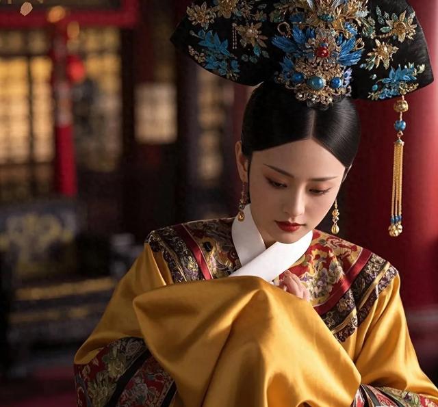 在《甄嬛传》所构建的后宫世界里，皇权至上，佳丽三千，暗藏危机