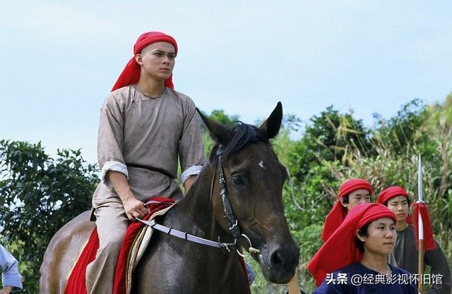 《佛山赞先生》剧照:黄日华和“中年黄蓉”欧阳佩珊饰演情侣