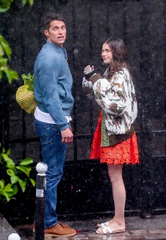 莉莉柯林斯暴雨中拍戏,被淋到五官扭曲,网友:还好女神没整过容